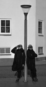 01-11-jan-petersen-j2b-pigen-ved-luegtepaelen