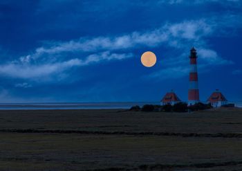 01-11-leif-elsborg-e2b-maaneklar-aften-ved-westenhever-fyrtaarn